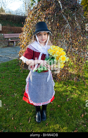 YOUNG GIRL WEARING TRADITIONAL WELSH NATIONAL COSTUME Stock Photo - Alamy