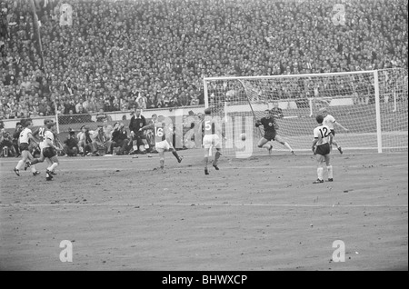 England v West Germany World Cup Final 30th July 1966. Martin Peters pouncing on loose ball, powerful half-volley to make it 2-1 Stock Photo