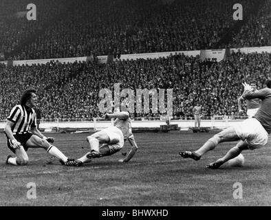 1976 League Cup Final at Wembley Stadium. Manchester City 2 v Newcastle United 1. Newcastle's Alan Gowling scores a goal with a Stock Photo