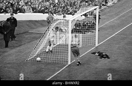 World Cup Bulgaria versus Brazil 12th July 1966 Pele scores Brazil's first goal from a free kick. Alcindo watches the ball in the back of the net as Goal Keeper Naidenou (Bulgaria) lays beaten on the ground W6730 28a m/c staff photographer Stock Photo