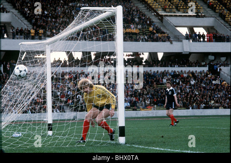 Football World Cup 1978 Peru 3 Scotland 1 in Cordoba Alan Rough picks the ball out of the net after Peru goal Argentina Stock Photo