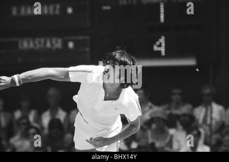 Wimbledon 1976. Ilie Nastase against Ramirez. 1st July 1976. Stock Photo