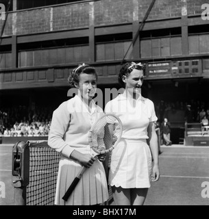 Wimbledon - Wightman Cup Misses Maureen Connolly and J.j. Walker Smith . June 1952 C2998 -002 Stock Photo