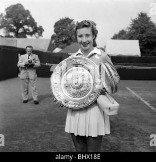 Sport Tennis Wimbledon 1953. Maureen Connolly (Little Mo.) on Centre Court after winning the womens single's final. July 1953 Stock Photo