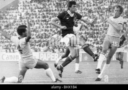 World Cup Football 1982 Scotland 1 Brazil 4 in Seville Dave Narey scores for Scotland Stock Photo