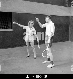 Sport: Real Tennis: Before Wimbledon and during the reign of Henry VIII Real Tennis was invented. The game similar to tennis is Stock Photo