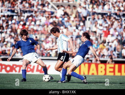 Italy 2 Argentina 1 World Cup 1982 football Calderon Argentine substitute takes on Oriali 13 and Antognoni Stock Photo