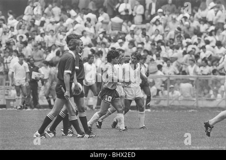 World Cup Mexico '86 England v Argentina action plus fans at the match. IMAGES NOT BALANCED OR CLEANED FOR EVALUATION PURPOSES ONLY *** Local Caption *** Hand of God match Stock Photo