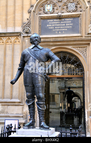 Statue of William Herbert, the Earl of Pembroke, in the Old Schools Quadrangle of the Bodleian Library, Oxford. Stock Photo