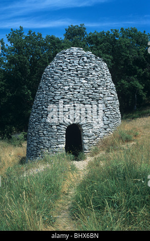 Vaulted Borie, Dry Stone Gallic Hut, Cone or Conical Cabanon, Luberon, Vaucluse, Provence, France Stock Photo