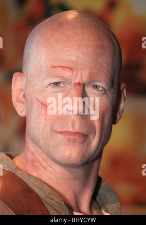 BRUCE WILLIS (WAXWORK) MADAM TUSSAUDS HOLLYWOOD OPENING HOLLYWOOD LOS ANGELES CA USA 21 July 2009 Stock Photo