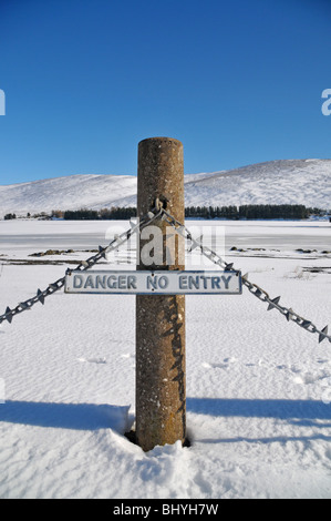 'Danger no entry' sign in front of a frozen Backwater reservoir in Glen Isla, which supplies  water to Angus and Dundee Stock Photo