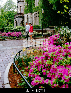 Students in the rain, University of Pennsylvania, Ivy League school founded by Benjamin Franklin; Philadelphia; Pennsylvania USA Stock Photo