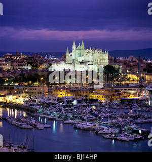 View over harbour to the floodlit Cathedral (La Seu) at night. Stock Photo