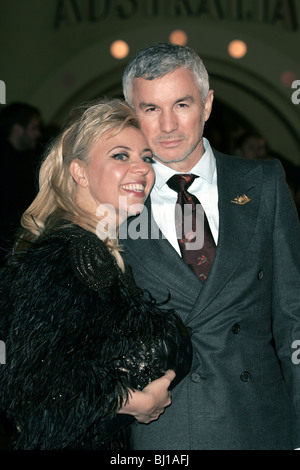 BAZ LUHRMANN & HIS WIFE CATHERINE MARTIN AUSTRALIA FILM PREMIERE ODEON CINEMA WEST END LEICESTER SQUARE LONDON  ENGLAND 10 D Stock Photo