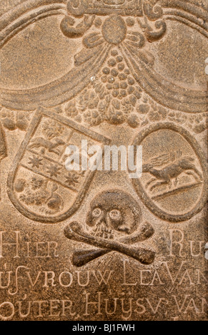 India, Kerala, Kochi, Fort Cochin, Saint Francis Church, Dutch colonial grave with skull and crossbones Stock Photo