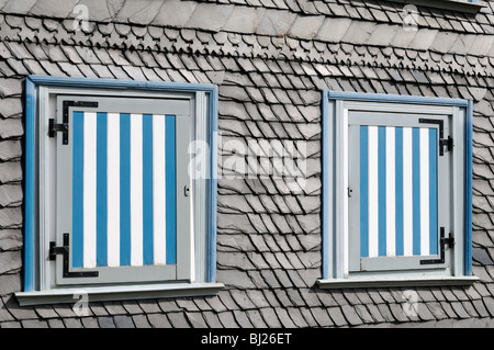 Haus mit Schieferfassade und Fensterläden, Goslar, Deutschland. - House with slate facade and shutters, Goslar, Germany. Stock Photo