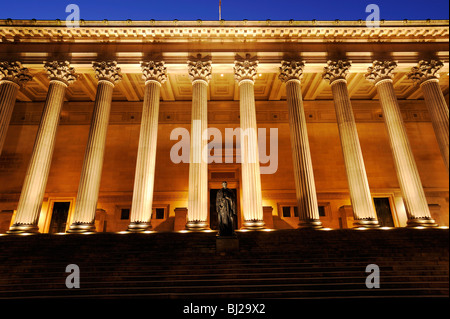 St Georges Hall , St. Georges Plateau, Lime Street in Liverpool city centre at night. Statue of Earl of Beaconsfield. Stock Photo