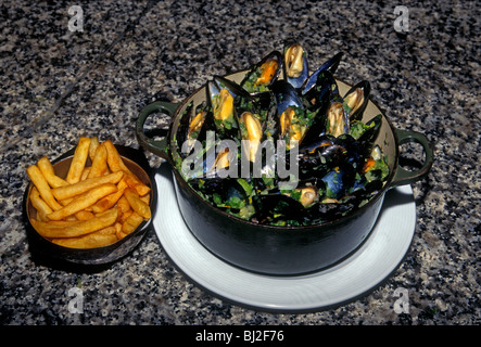 bowl of mussels, mussels, moules marinieres, white wine sauce, au vin blanc, French fries, restaurant, food and drink, Chez Leon, Brussels, Belgium Stock Photo