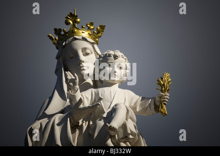 The Virgin Mary carrying the baby Jesus in her arms (Usson - Puy de Dôme - France). Vierge portant l'enfant Jésus (France). Stock Photo