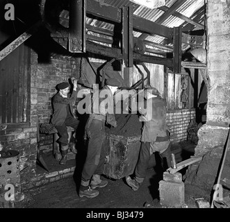 Miners working in Mitchell Main Colliery near Barnsley, South Yorkshire, 1956. Artist: Michael Walters Stock Photo