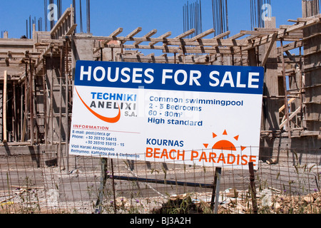 Sign 'Houses for sale, new development of holiday homes, near lake Kournas at Kournas, Crete, Greece, Europe Stock Photo