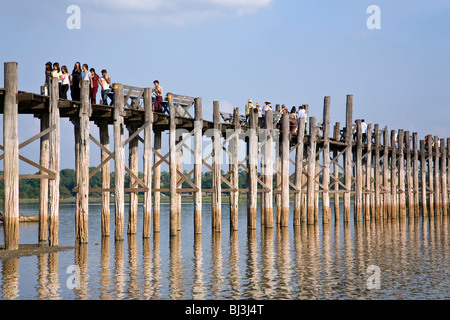 Burmese people crossing U Bein´s bridge. Taungthaman Lake. Amarapura. Myanmar Stock Photo
