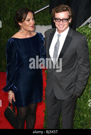 REBECCA RIGG SIMON BAKER VANITY FAIR OSCAR PARTY 2010 LOS ANGELES CA USA 07 March 2010 Stock Photo