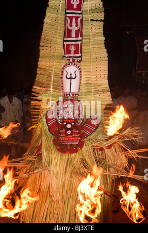 India, Kerala, Cannanore (Kannur), Theyyam, ancient ritual Agni-Ghandakaran dancing in trance surrounded by flaming torches Stock Photo