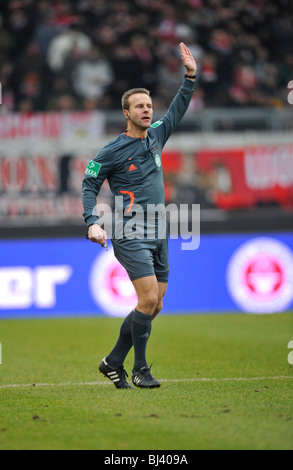 FIFA referee Peter Gagelmann showing a breakin the game Stock Photo