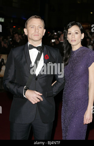 DANIEL CRAIG & GUEST QUANTUM OF SOLACE FILM PREMIERE ODEON AND EMPIRE CINEMAS WEST END LEICESTER SQUARE LONDON  ENGLAND 29 O Stock Photo