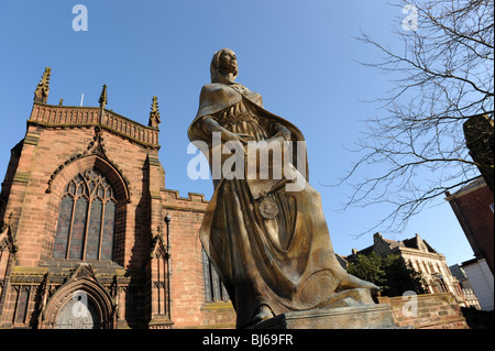 Statue of Lady Wulfruna and St Peters Church in Wolverhampton England Uk Stock Photo