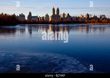 El Dorado Building and Reservoir in Central Park, New York City Stock Photo