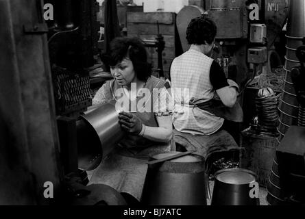 Chainmaking in the Black Country Birmingham in the 1970's Stock Photo