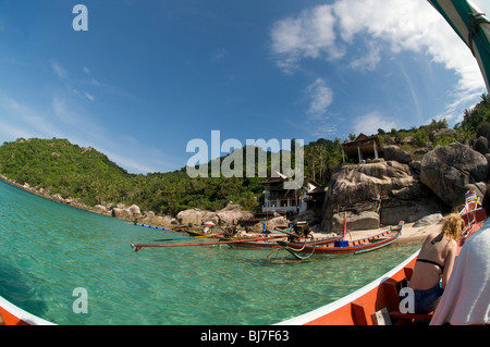 Tourists arriving on a long tail boat at mango beach koh tao Thailand Stock Photo