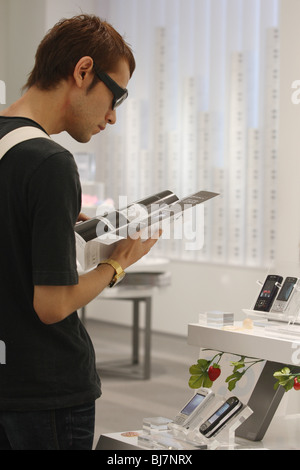 Customers shopping for new mobile telephones in phone store in Tokyo, Japan, 2007. Stock Photo