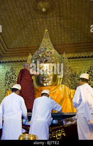 The ritual washing ceremony. The Gold Buddha. Mahamuni Paya. Mandalay. Myanmar Stock Photo