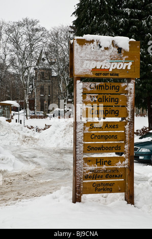 dh  AVIEMORE INVERNESSSHIRE Winter sports snow covered shop sign post ski wintery Stock Photo