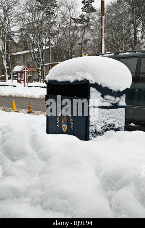 dh  AVIEMORE INVERNESSSHIRE Snow covered  litter bin Stock Photo