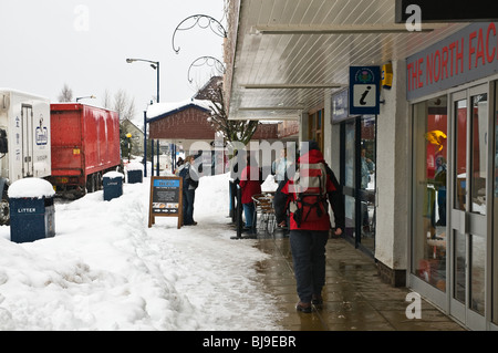 dh  AVIEMORE INVERNESSSHIRE Tourists in winter holiday ski resort Aviemore street winter snow Stock Photo