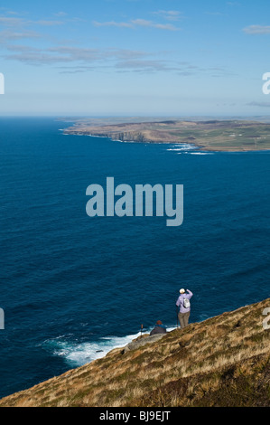 dh  HOY SOUND ORKNEY Tourist ramblers Cuilags hillside Hoy hills viewing west coast of Orkney Stock Photo