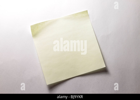 Sticky note on plain surface Stock Photo