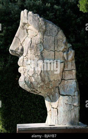 Tindaro Screpolato. Modern sculptured head by artist Igor Mitoraj in the Boboli Gardens, Florence, Italy Stock Photo