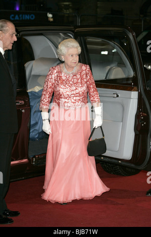 HRH QUEEN ELIZABETH II ARRIVES A BUNCH OF AMATEURS FILM PREMIERE ODEON CINEMA WEST END LEICESTER SQUARE LONDON  ENGLAND 17 N Stock Photo