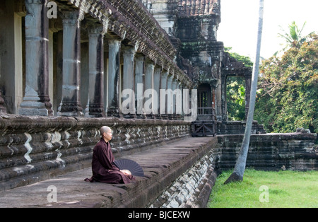 Buddhist nun at Angkor Wat, Siem Reap, Cambodia Stock Photo