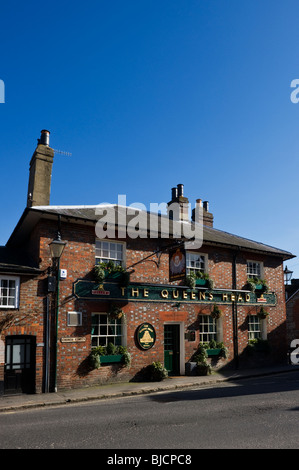 The Queens Head pub in the old part of Chesham town Buckinghamshire UK against a clear blue sky. Stock Photo