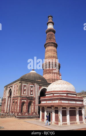 Alai Darwaza ; Imam Zamin's tomb and Qutab Minar red sandstone tower; Indo-Muslim art ; Delhi sultanate ; Delhi ; India Stock Photo