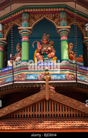 India, Kerala, Kochi, Ernakulam Shiva Temple, Sree Hanuman Kovil temple, colourful figures above doorway Stock Photo