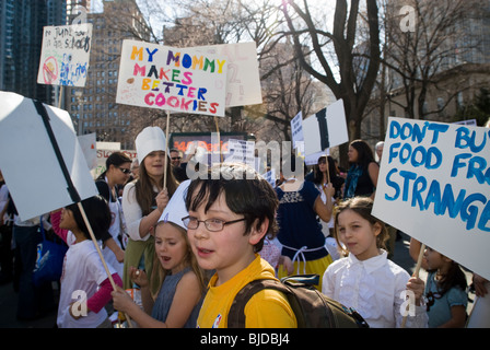 Parents and children rally against New York Dept. of Education ban on PTA bake sales Stock Photo