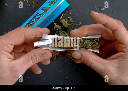 Cigarette joint rizla hi-res stock photography and images - Alamy